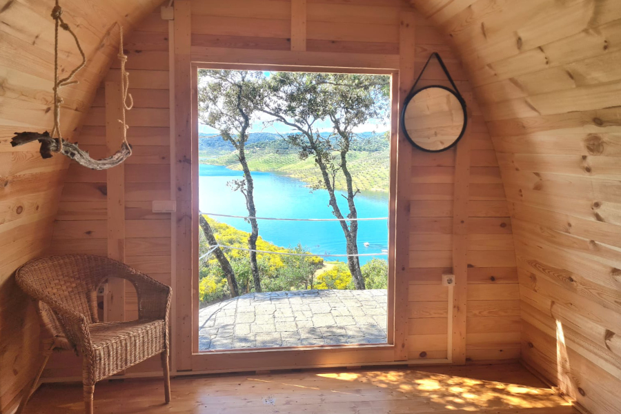 Een-landelijk-gastvrijheidsproject-plannen-met-houten-huizen